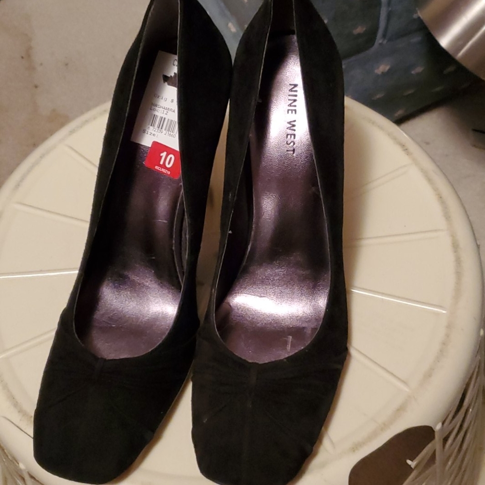 Nine West suede pumps